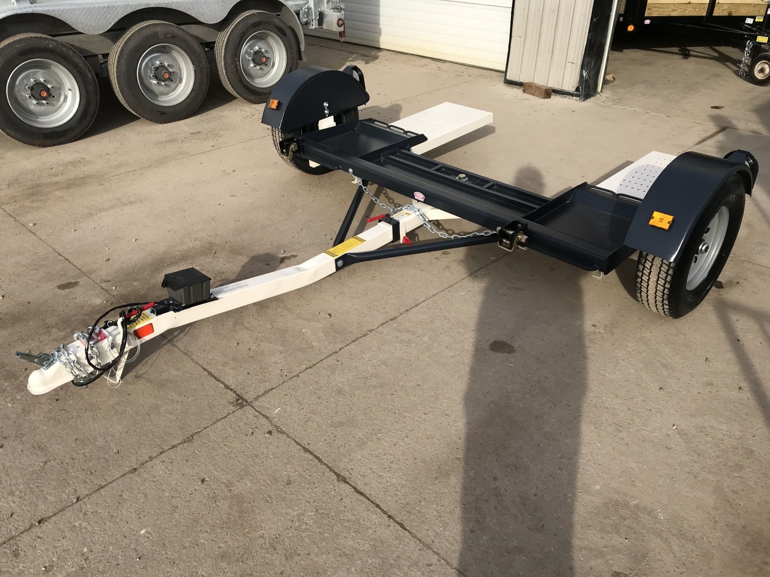 What's the Difference Between Dolly Towing vs. Flat Towing?